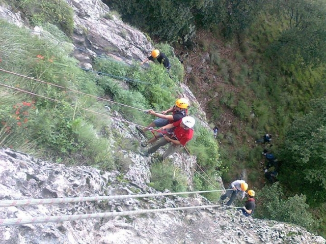  Discesa in corda doppia in gruppo 